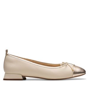 Baleriny Clarks. Brązowe balerinki Clarks, bez wzorów, bez obcasa, bez zapięcia. Za 299,99 zł.