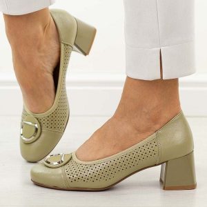 Oliwkowe ażurowe czółenka damskie na obcasie M.Daszyński Sa281-5. Zielone czółenka M.Daszyński, z aplikacjami, z materiału, z okrągłym noskiem, bez obcasa, na obcasie, bez zapięcia. Za 189,00 zł.