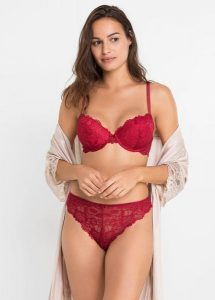 Biustonosz z usztywnianymi miseczkami i stringami z delikatnej koronki (komplet 2-częściowy). Czerwone komplety bielizny bonprix, bez wzorów, z koronki. Za 107,99 zł.