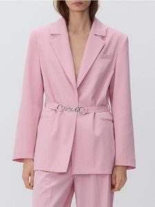 Marynarka z ozdobnym paskiem - pastelowy róż. Czerwone marynarki i żakiety Reserved, l, bez wzorów, z tkaniny. Za 279,99 zł.