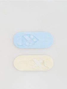 Skarpetki antypoślizgowe 2 pack - wielobarwny. Skarpetki Reserved, bez wzorów. Za 49,99 zł.