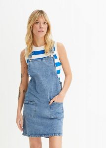 Sukienka jeansowa ogrodniczka. Niebieskie sukienki bonprix, bez wzorów, z denimu, bez kołnierzyka, bez ramiączek, plisowane. Za 124,99 zł.
