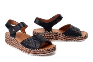 MANITU 910330-01 schwarz, sandały damskie. Czarne sandały Manitu, bez wzorów, ze skóry, bez obcasa, na koturnie, bez zapięcia. Za 229,42 zł.