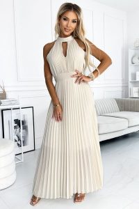 Beżowa Plisowana Sukienka z Dekoltem Typu Halter. Brązowe sukienki NUMOCO, uniwersalny, bez wzorów, z elastanu, wizytowe, bez kołnierzyka, bez ramiączek. Za 204,90 zł.