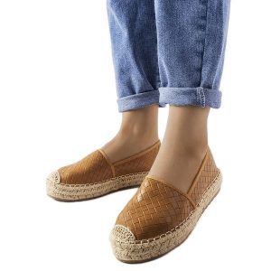 Brązowe espadryle zdobione tłoczeniem Geoffrey. Brązowe espadryle z aplikacjami, ze skóry, bez obcasa. Za 78,89 zł.