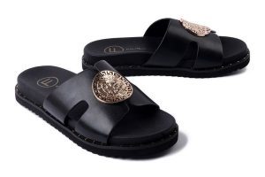 FILIPPO DK7050/25 BK czarny, klapki damskie. Czarne klapki Filippo, z aplikacjami, bez obcasa, na płaskiej podeszwie. Za 184,90 zł.