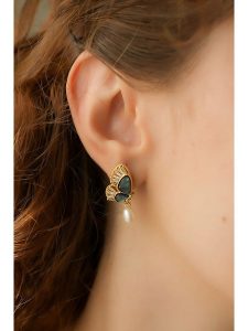 Pierres delicates Pozłacane kolczyki-wkrętki z labradorytami rozmiar: onesize. Niebieskie kolczyki Pierres delicates, z labradorytem, pozłacane. Za 65,45 zł.