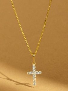 OR ÉCLAT Złota zawieszka "Croix Vérité" z cyrkoniami rozmiar: onesize. Żółte zawieszki OR ÉCLAT, z cyrkonią, złote. Za 239,99 zł.