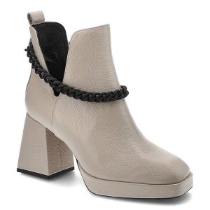 Beżowe Botki Karino Eleganckie Skórzane Buty Na Obcasie. Brązowe botki Karino, bez wzorów, ze skóry, bez obcasa, na obcasie, bez zapięcia. Za 359,00 zł.