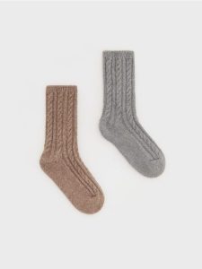 Skarpetki z domieszką wełny 2 pack - kremowy. Białe skarpetki Reserved, bez wzorów, z wełny. W wyprzedaży za 22,99 zł.