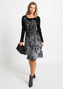 Sukienka dzianinowa. Czarne sukienki bonprix, bez wzorów, z dzianiny, eleganckie, bez kołnierzyka, bez ramiączek. Za 149,99 zł.