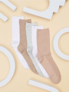 Skarpetki 5 pack - wielobarwny. Skarpetki Sinsay, bez wzorów. Za 12,99 zł.