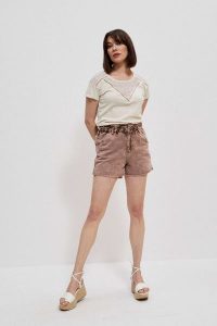 Szorty jeansowe high waist karmelowe. Szorty MOODO, bez wzorów, z bawełny, z podwyższonym stanem. W wyprzedaży za 32,99 zł.