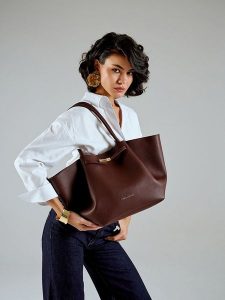 Vince Camuto Shopper bag "Prato" w kolorze brązowym - 52 x 27 x 13 cm rozmiar: onesize. Brązowe shopper bag Vince Camuto, bez wzorów, z materiału, na ramię, bez dodatków. Za 122,96 zł.