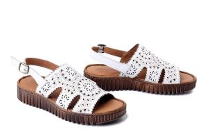 KOCH 030.332.338 white, sandały damskie. Białe sandały KOCH, w ażurowe wzory, z gumy, bez obcasa, bez zapięcia. Za 239,90 zł.