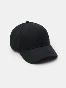 Czapka z daszkiem - czarny. Czarne czapki Sinsay, bez wzorów. Za 9,99 zł.