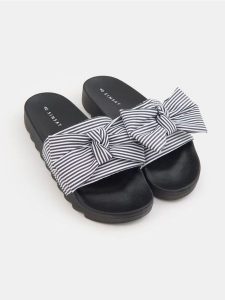 Klapki w paski z kokardą - czarny. Czarne klapki Sinsay, bez wzorów, bez obcasa. Za 39,99 zł.