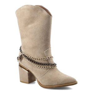 Botki damskie Carinii, naturalna skóra zamszowa z wysoką cholewką i ozdobnymi łańcuchami na średniej wysokości słupku, beżowe, B7174_-O17-000-000-E03. Brązowe botki Carinii, na wiosnę, z aplikacjami, ze skóry, przed kolano, bez obcasa, na słupku, bez zapięcia. Za 359,00 zł.