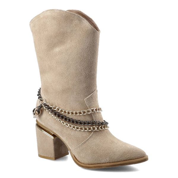 Botki damskie Carinii, naturalna skóra zamszowa z wysoką cholewką i ozdobnymi łańcuchami na średniej wysokości słupku, beżowe, B7174_-O17-000-000-E03. Brązowe botki Carinii, na wiosnę, z aplikacjami, ze skóry, przed kolano, bez obcasa, na słupku, bez zapięcia. Za 359,00 zł.