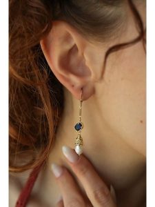 Pierres delicates Pozłacane kolczyki z cyrkoniami rozmiar: onesize. Niebieskie kolczyki Pierres delicates, z cyrkonią, pozłacane. Za 100,75 zł.