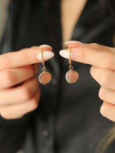 Pierres de Jade Pozłacane kolczyki z kamieniem słonecznym rozmiar: onesize. Pomarańczowe kolczyki Pierres de Jade, pozłacane. Za 84,21 zł.