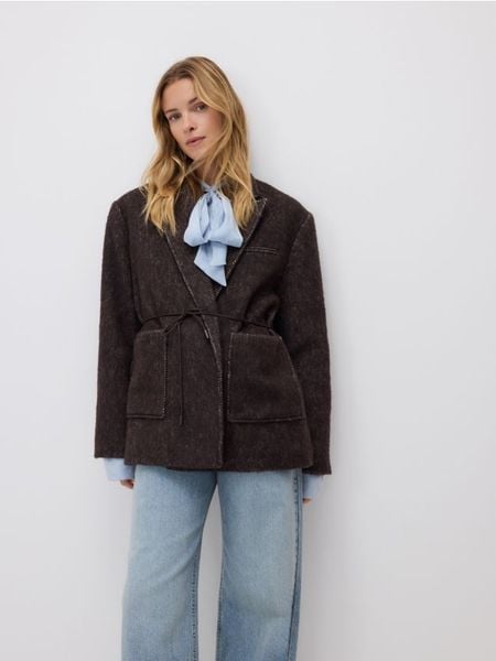 Marynarka z wełną - ciemnobrązowy. Brązowe marynarki i żakiety Reserved, l, bez wzorów, z tkaniny. W wyprzedaży za 199,99 zł.