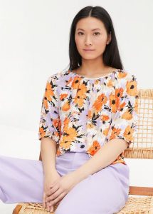 T-shirt z mieszanki wiskozy. Białe t-shirty bonprix, bez wzorów, z wiskozy, bez kołnierzyka, bez ramiączek. Za 59,99 zł.