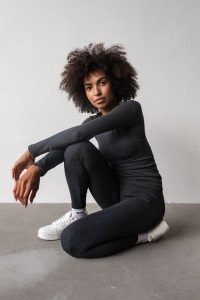 Legginsy damskie z prążkowanej dzianiny w kolorze GRAPHITE MELANGE - HIPS-XS. Szare legginsy Marsala, bez wzorów, z bawełny. W wyprzedaży za 49,98 zł.