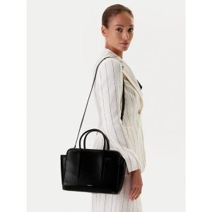 Torebka Calvin Klein. Czarne torebki klasyczne Calvin Klein, bez wzorów, bez dodatków. Za 696,99 zł.