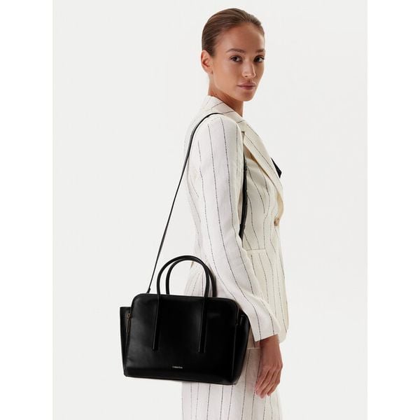 Torebka Calvin Klein. Czarne torebki klasyczne Calvin Klein, bez wzorów, bez dodatków. Za 696,99 zł.