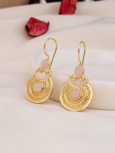 Pierres delicates Pozłacane kolczyki z kwarcem różowym rozmiar: onesize. Czerwone kolczyki Pierres delicates, z kwarcem, pozłacane. Za 96,83 zł.