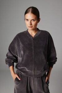 WELUROWA BLUZA NELLI ANTRACYT M - Flawless. Szare bluzy Flawless, m, bez wzorów, z materiału, bez kaptura. Za 345,00 zł.