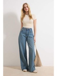 Trendyol Dżinsy - Comfort fit - w kolorze niebieskim rozmiar: 38. Niebieskie jeansy Trendyol, bez wzorów, z tkaniny, z podwyższonym stanem. Za 104,99 zł.