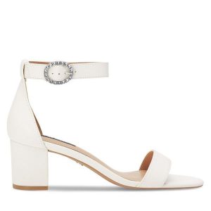 Sandały Nine West. Białe sandały Nine West, bez wzorów, bez obcasa, na słupku, bez zapięcia. Za 229,99 zł.