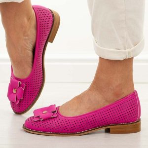 Fuksja ażurowe skórzane baleriny damskie Cambell 19416. Czerwone balerinki Cambell, z aplikacjami, z jeansu, z okrągłym noskiem, bez obcasa, na obcasie, bez zapięcia. Za 229,00 zł.