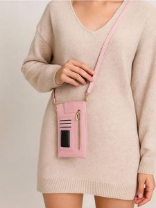 Saszetka - różowy. Czerwone nerki i saszetki Sinsay, bez wzorów. Za 19,99 zł.