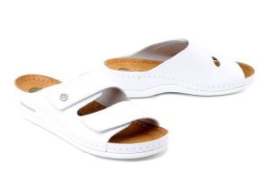 DR. BRINKMANN 700777-03 weiss, klapki damskie. Białe klapki Dr. Brinkmann, bez wzorów, ze skóry, bez obcasa. Za 195,42 zł.