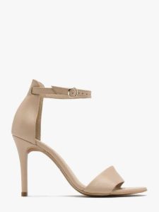 Beżowe sandały na wysokiej szpilce. Brązowe sandały Ryłko, bez wzorów, ze skóry, bez obcasa, na szpilce, bez zapięcia. W wyprzedaży za 259,99 zł.