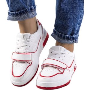 Czerwone sneakersy damskie Kadie białe. Białe trampki bez wzorów, ze skóry ekologicznej, bez zapięcia. Za 83,50 zł.
