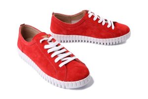 MANITU 850146-04 rot, półbuty damskie. Czarne półbuty Manitu, bez wzorów, bez obcasa, na płaskiej podeszwie, bez zapięcia. Za 223,93 zł.