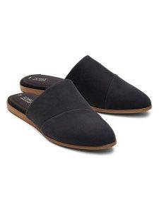 TOMS Skórzane klapki w kolorze czarnym rozmiar: 38. Czarne klapki Toms, bez wzorów, bez obcasa. Za 194,95 zł.