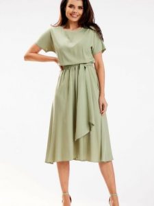 Sukienka Model A576 Green - awama. Zielone sukienki Awama, do pracy, l, bez wzorów, z wiskozy, biznesowe, bez kołnierzyka, plus size, bez ramiączek, midi, rozkloszowane. Za 307,52 zł.