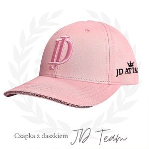 Czapka z daszkiem do jazdy konnej JD ATTACK Team. Czerwone czapki JD ATTACK, bez wzorów, sportowe. Za 109,00 zł.