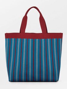 Becksöndergaard Shopper bag w kolorze niebiesko-czerwonym rozmiar: onesize. Niebieskie shopper bag Becksöndergaard, bez wzorów, z materiału, na ramię, bez dodatków. Za 165,99 zł.