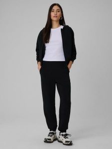 4F Spodnie dresowe z modalem joggery damskie - czarne XS. Czarne spodnie dresowe 4f, xs, bez wzorów, z dresówki. Za 189,99 zł.