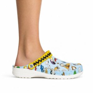 Klapki chodaki sportowe unisex Crocs PEANUTS BAYA CLOG. Niebieskie klapki Crocs, bez wzorów, z materiału, bez obcasa. Za 229,00 zł.