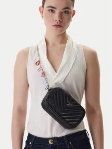 Guess Torebka Camera Bag J4GZ23 WFZL0 Czarny. Czarne torebki klasyczne Guess, z aplikacjami, ze skóry, bez dodatków. Za 179,99 zł.