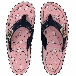 Japonki damskie Gumbies Islander Canvas Flip-Flops. Brązowe klapki Gumbies, bez wzorów, bez obcasa. Za 109,99 zł.
