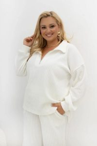 Oversizowa prążkowana bluza Good Day Ahead z kołnierzem i zamkiem w kolorze ecru Plus Size Oversize. Białe bluzy Moda Size Plus Iwanek, l, bez wzorów, z dzianiny, bez kaptura. Za 219,90 zł.
