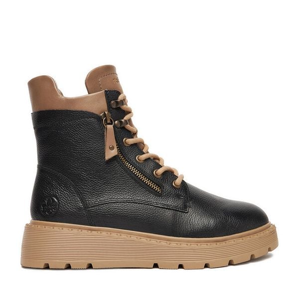 Trzewiki Rieker. Czarne botki Rieker, bez wzorów, bez obcasa, na płaskiej podeszwie, bez zapięcia. Za 339,99 zł.